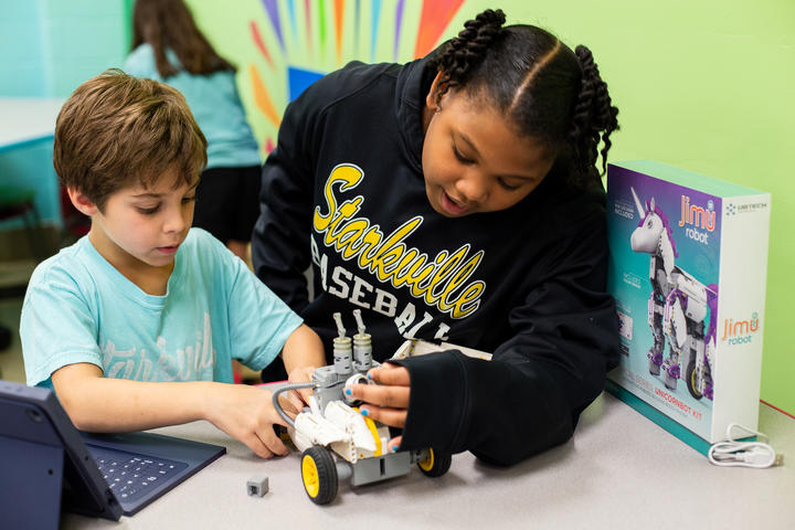 Students work together on robot 